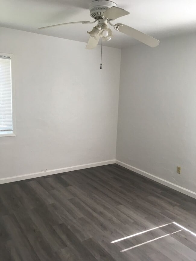 Building Photo - 2 Bedroom, 1 Bathroom Roseville Cottage for Lease.
