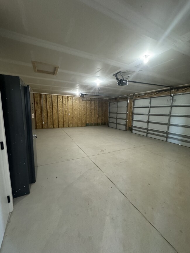 Building Photo - 800 Trails End Ct