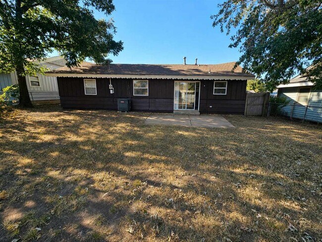 Building Photo - 3325 Beechwood Dr
