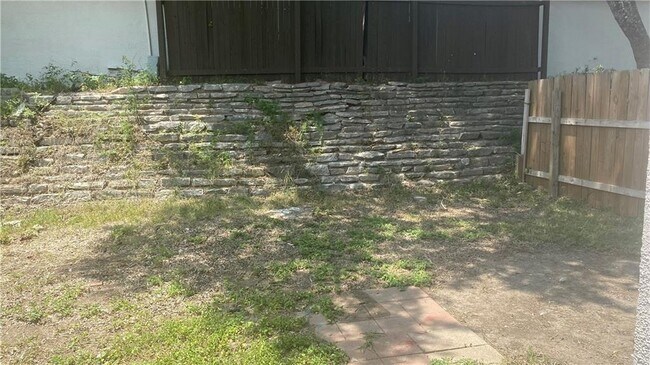 Building Photo - 6900 Hart Ln