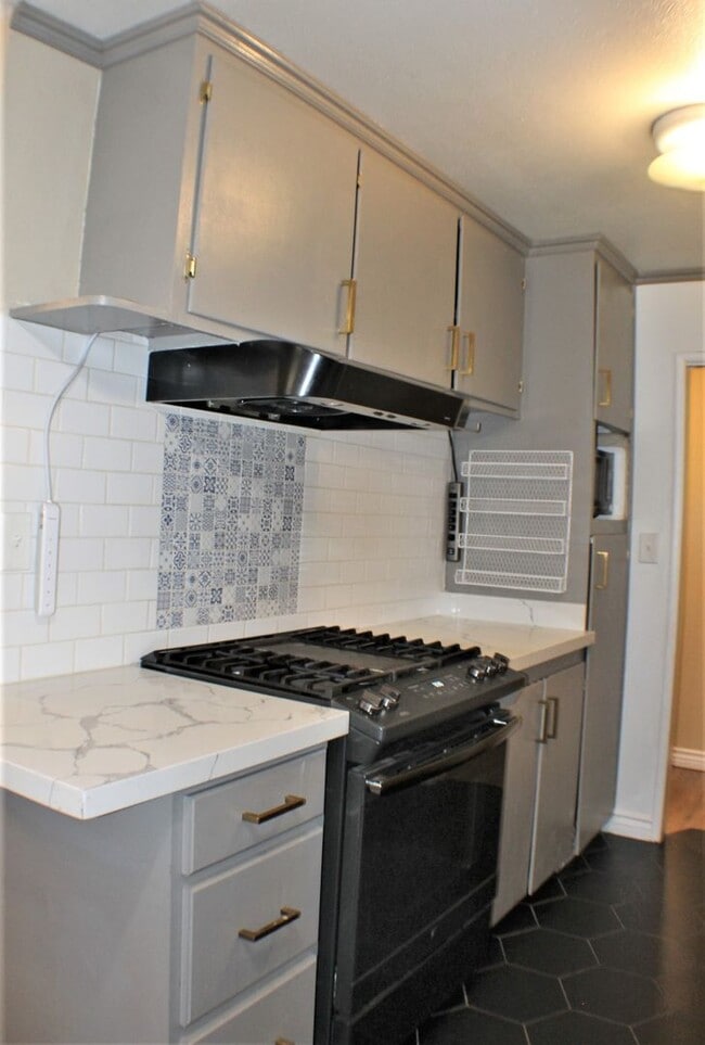 Building Photo - Charming Riverside Home on Hillside Avenue!