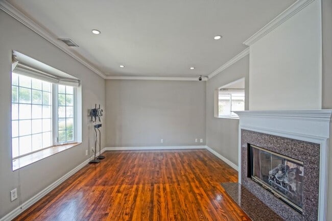 Building Photo - Beautifully Remodeled, Bright & Airy Home w/ Detached Bonus Room w/ Bath & 1-Car Garage, Front Ya...