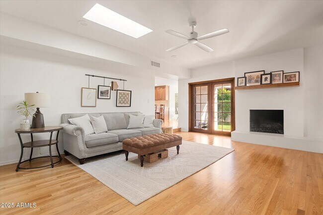 Building Photo - 1025 E Morten Ave