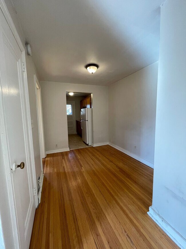 Building Photo - Spacious 1 Bedroom Apartment with Garage S...