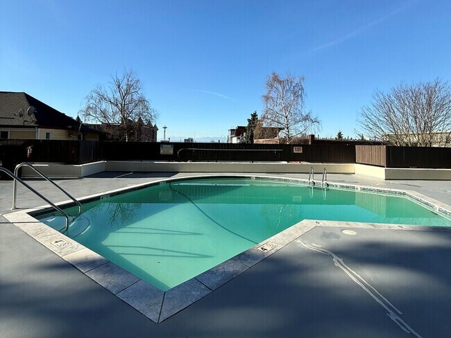 Building Photo - 505 Belmont Ave E