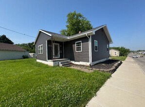 Building Photo - 4 Bedroom 2 Bathroom