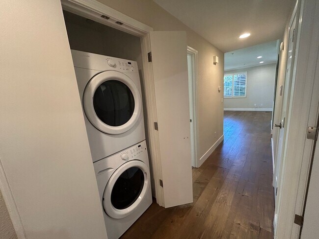 Building Photo - Beautiful 2 Bed, 2 Bath Single Story Condo...