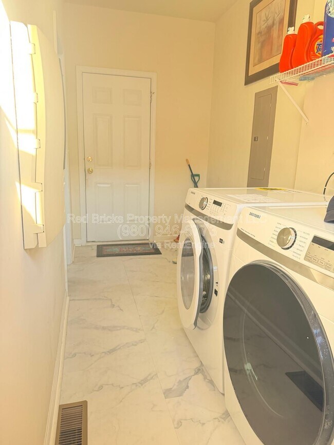 Building Photo - 7939 Heatherstone Dr