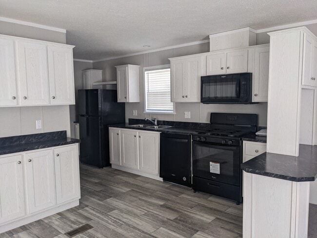 Building Photo - 300 Forrest Ave