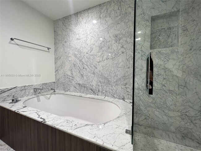 Building Photo - 1000 Brickell Plaza