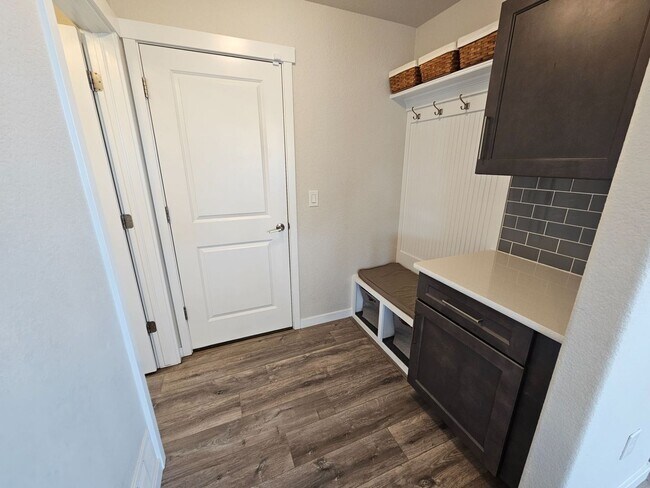 Building Photo - $4375 - 5BR/4BA Beautiful Dog Friendly Hom...