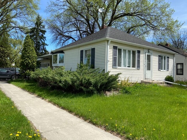 Building Photo - 5 Bed 2 Bath Home Near NDSU!