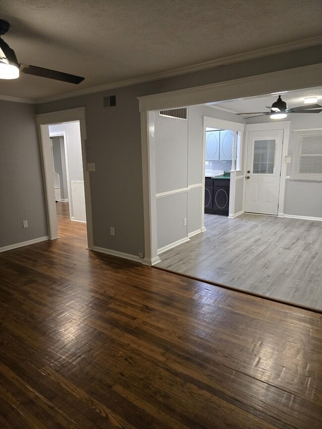Building Photo - 204 S Robbins Ct