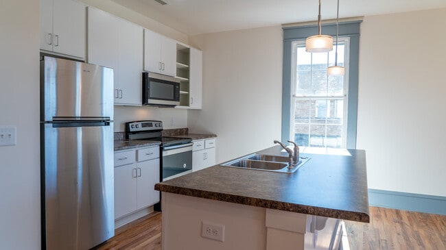 Building Photo - 204 Jefferson Ave N