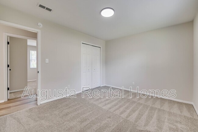 Building Photo - 2404 Southdale Dr