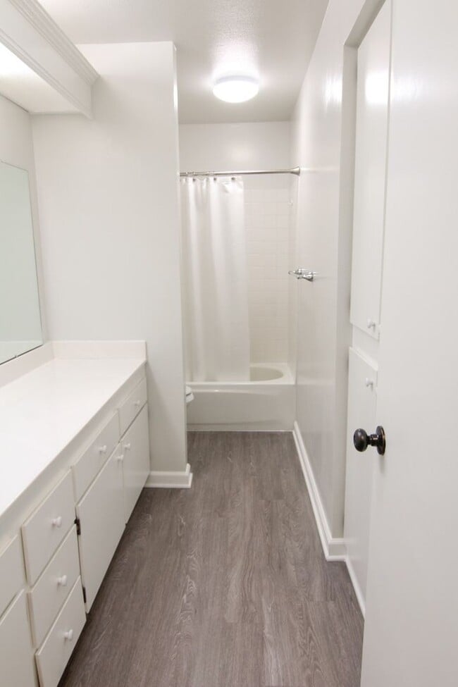 Building Photo - Remodeled Redding Condo!