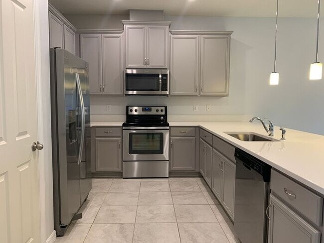 Building Photo - 4 Bedroom Gated Community Compass Bay