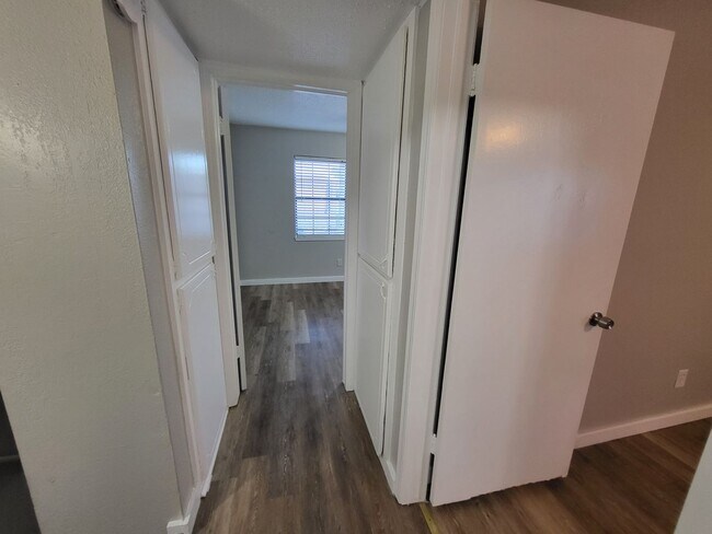 Building Photo - 2 Bedroom 1.5 Bathroom Townhouse with granite countertops and washer/dryer provided