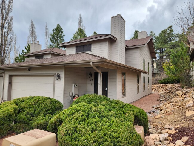 Building Photo - Charming 2-Bedroom Townhome in Country Clu...