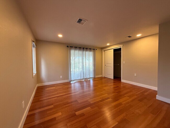 Building Photo - One bedroom/One Bath Apartment with outdoor space on quiet flag lot!  Available Now