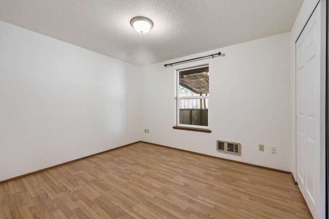 Building Photo - MOVE IN READY! Tumwater rambler 2 beds plus den 1.5 baths. No Pets.