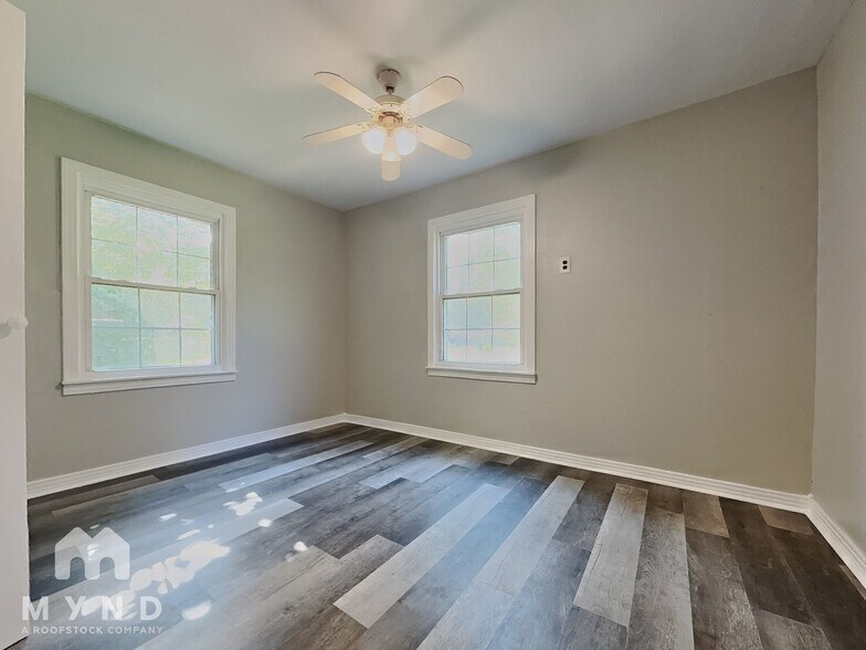 Building Photo - 404 N Kenwood Rd
