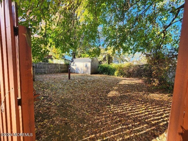 Building Photo - 43 Shoreland Terrace