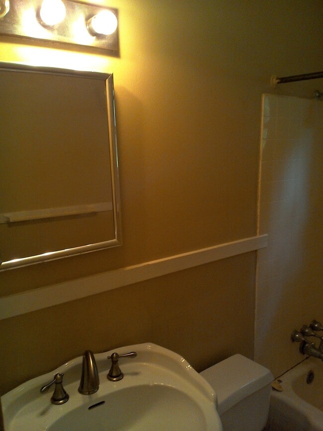 Building Photo - **AVAILABLE NOW**East Columbus 3 bedroom/1...