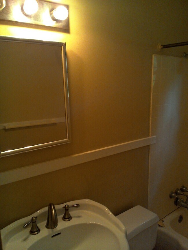 Building Photo - **UPCOMING**East Columbus 3 bedroom/1 bath...