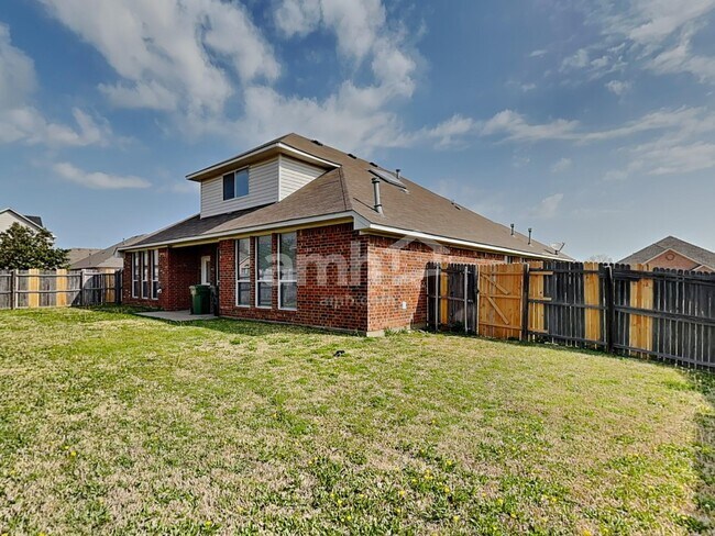 Building Photo - 8000 Bonito Dr