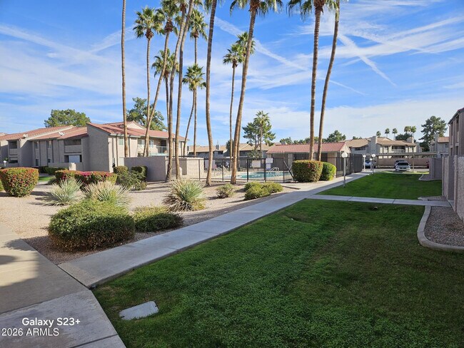 Building Photo - 623 W Guadalupe Rd