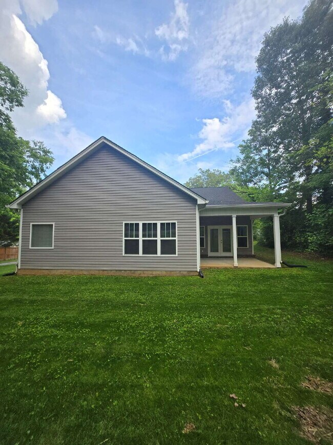 Building Photo - Charming 3-Bedroom Retreat Near Hamilton Place