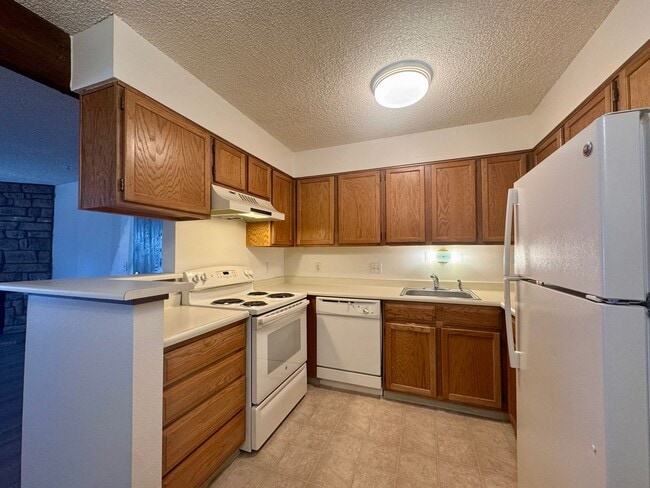Building Photo - Lovely 1 Bedroom, 1 Bathroom Lakewood Condo! Community POOL!!!