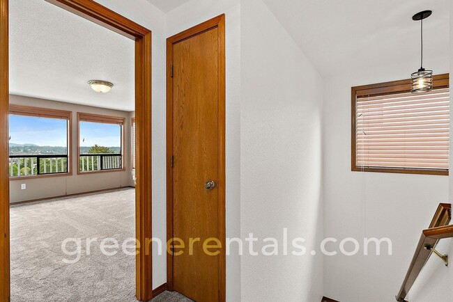 Building Photo - 2BR 2BA Olympia Condo with Spectacular Views