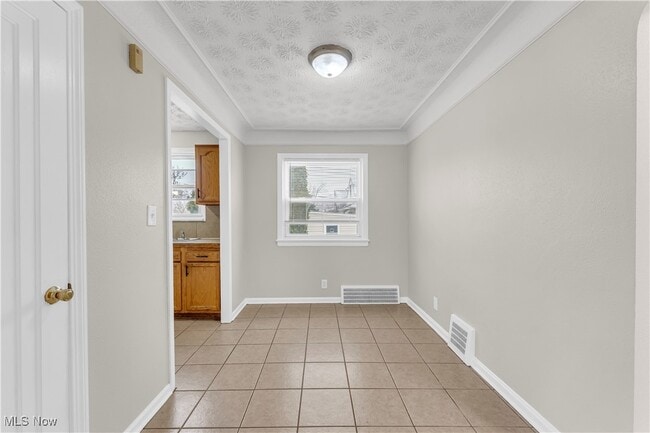 Building Photo - 498 E 250th St