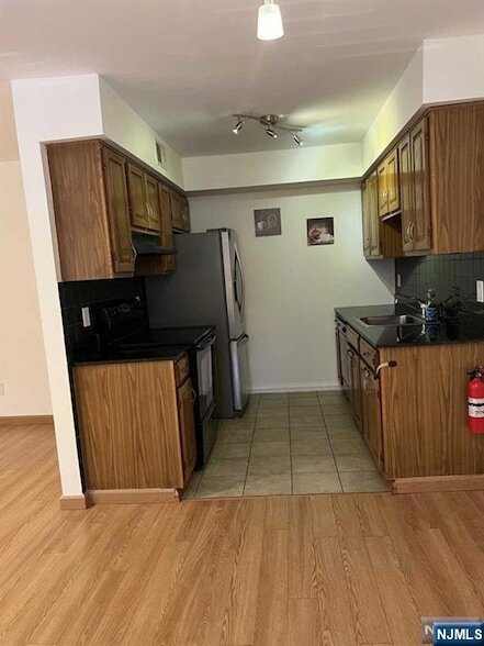 Building Photo - 385 Midland Ave