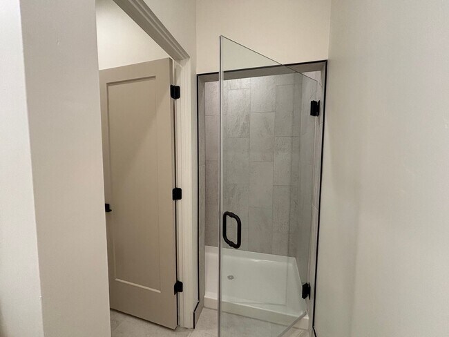 Building Photo - HURRICANE TOWNHOME FOR RENT!