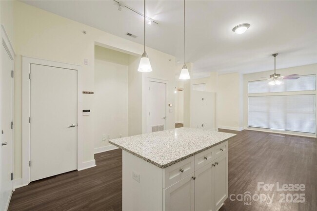 Building Photo - 716 N Davidson St