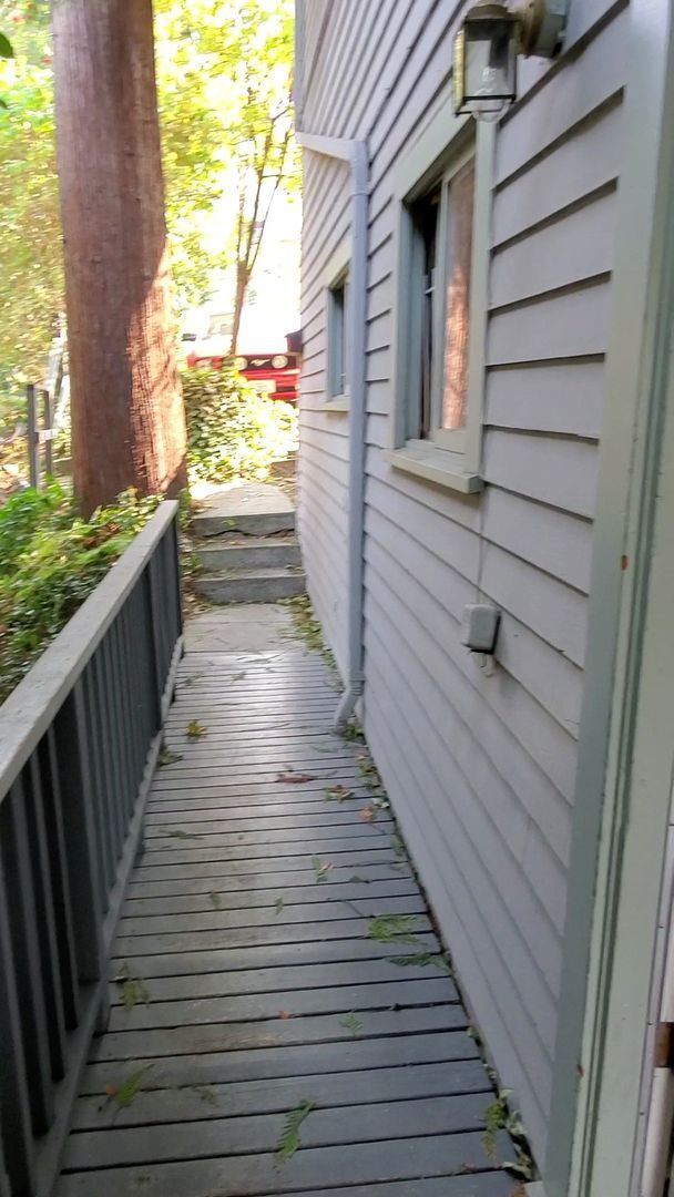 Building Photo - 2 & 4 Bedroom Apartments with Classic Charm & Bay View