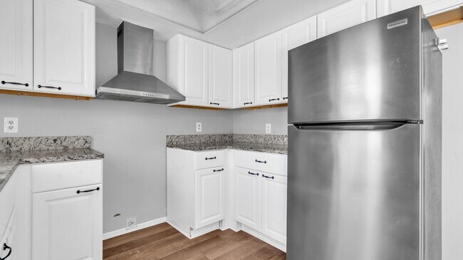 Building Photo - Renovated 2 Bedroom Unit