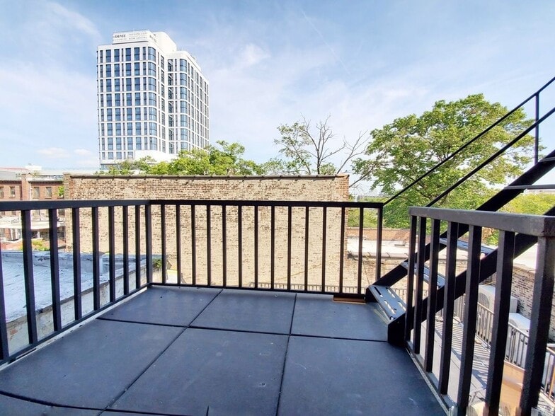 Building Photo - 301 Broadway