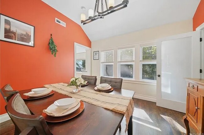 Building Photo - Open House Sunday 10/5/25 1pm to 3pm:  Bea...