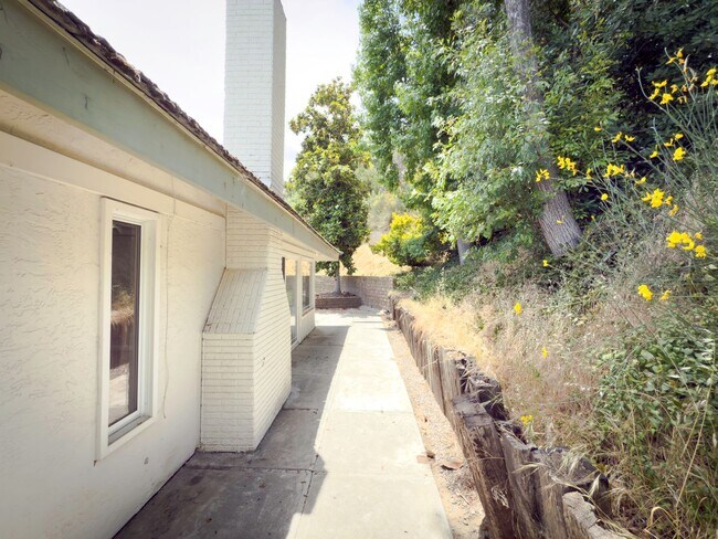 Building Photo - 3 Bedroom/2 Bathroom Private Home with Lar...