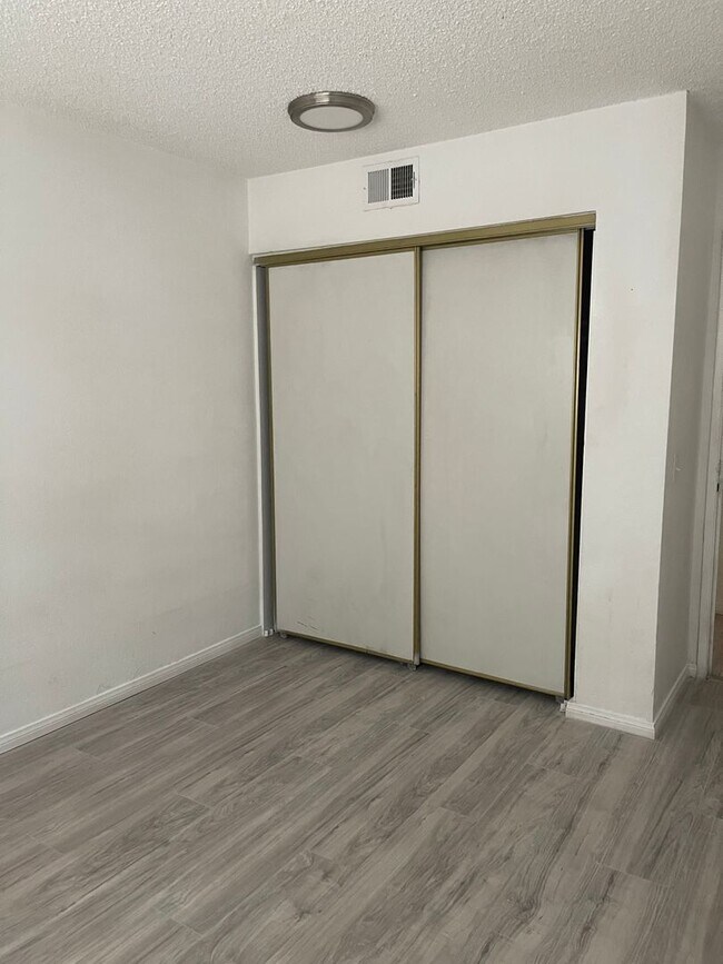 Building Photo - House For Rent