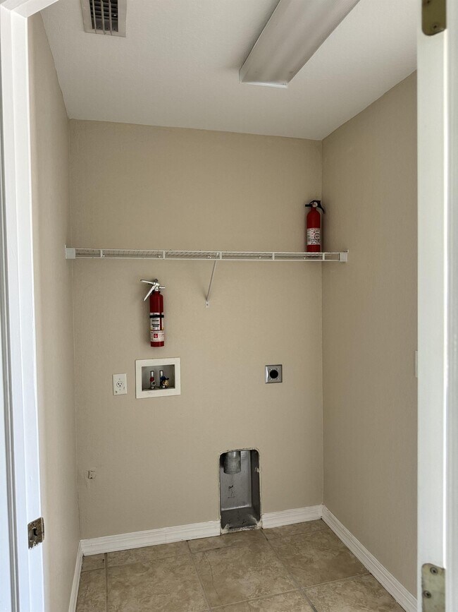 Building Photo - 3927 SW 16th Pl