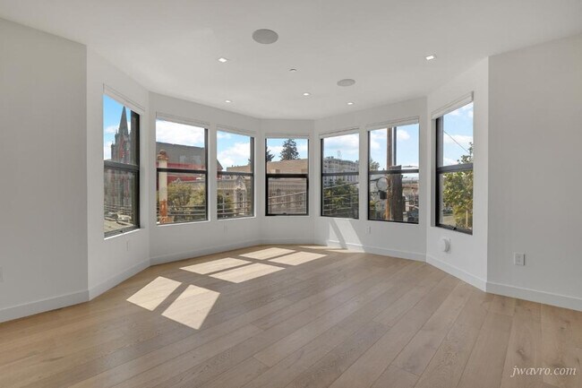 Building Photo - 1101 S Van Ness Ave