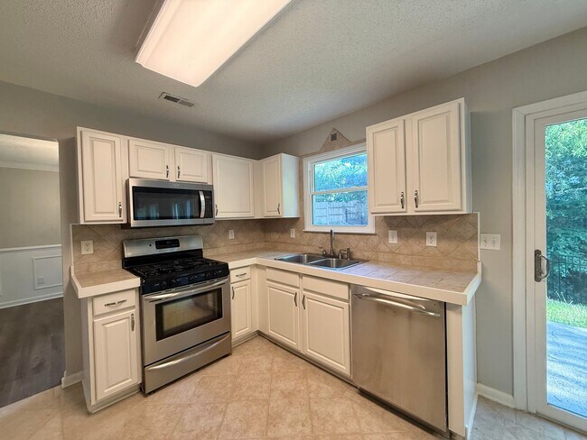 Building Photo - **OFFERING REFUNDABLE APPLICATION FEES** Spacious 4BD, 2.5BA Wake Forest Home with a Fenced Yard ...