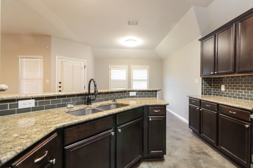 Building Photo - 701 Algerita Dr