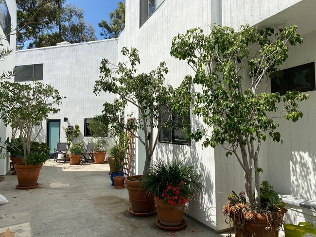 Building Photo - 2500 Abbot Kinney Blvd