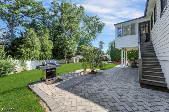 Building Photo - 11 Rande Dr